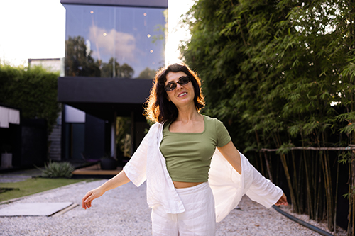 smallcaucasian-brunette-woman-sunglasses-look-camera