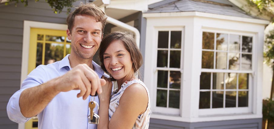 young-couple-with-keys